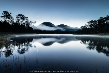 SƯƠNG BÓNG HỒ XANH (Blue Lake Reflections) 60 giây f/11 ISO 100 WB 7250K  Lúc 5:06 am. Sony a7r + Nikon 20 f/1.8.